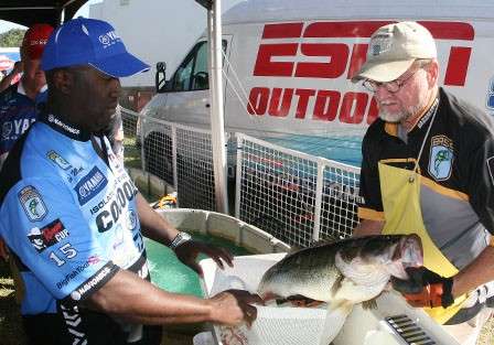 <p>
<strong>10. Ish Monroe 10-15</strong></p>
<p>
Ish Monroe starts our countdown with a 10-pound, 15-ounce largemouth from Toledo Bend in 2011 that ranks as the 10th biggest bass ever caught in Elite competition. It fell to a Berkley Power Lizard.</p>