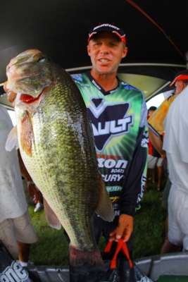 <p>
<strong>7. Aaron Martens 11-2</strong></p>
<p>
"The Natural" is known for finesse fishing and catching numbers of bass, but Aaron Martens catches big ones, too, like this 11-2 from the California Delta in 2007 that ranks seventh among all lunkers in Elite history.</p>