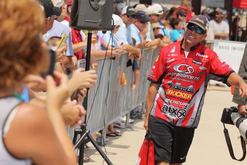 <p>
Britt Myers walks by fans on his way to the weigh-in stage.</p>