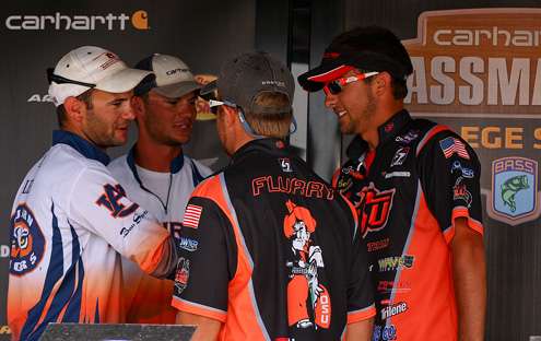 <p>
The Cowboys shake hands with the Tigers as they oust them from the hot seat.</p>