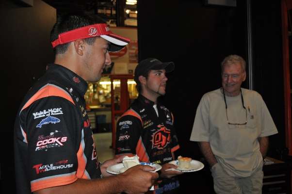 <p>
Birge and Flurry chat with McKinnis while enjoying their cake.</p>