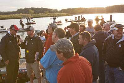 <p>
	Fans gather around to hear Mercer interview KVD.</p>
