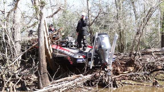 <p>Iaconelli calls for help again. It was reported in the Live Blog he had hit something that caused him to veer up the bank.</p>