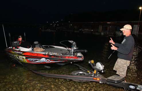 <p> </p>
<p>Kelly Jordon pulls his boat onto the trailer. </p>
