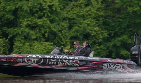 <p>Swindle is running and gunning today. 41<sup>st</sup> with 13-10 lbs after Day One.</p>