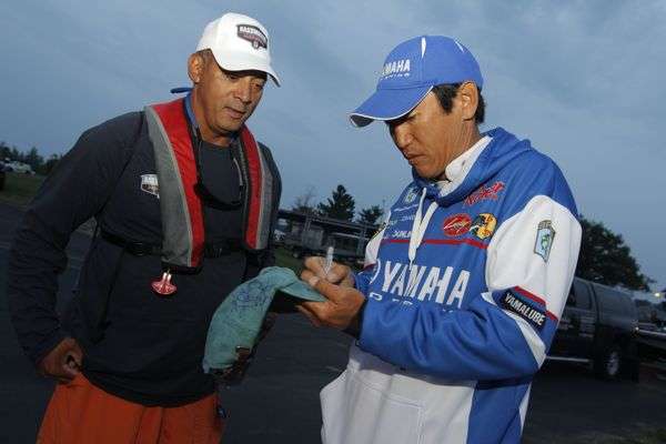 <p>Takahiro Omori pauses to add his autograph on a fan's hat. Omori had 18-7 Thursday to tie for 25<sup>th</sup> place with Edwin Evers and Bernie Schultz. </p>