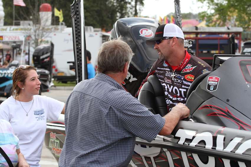 Swindle talks with some people who showed up to the weigh-in.