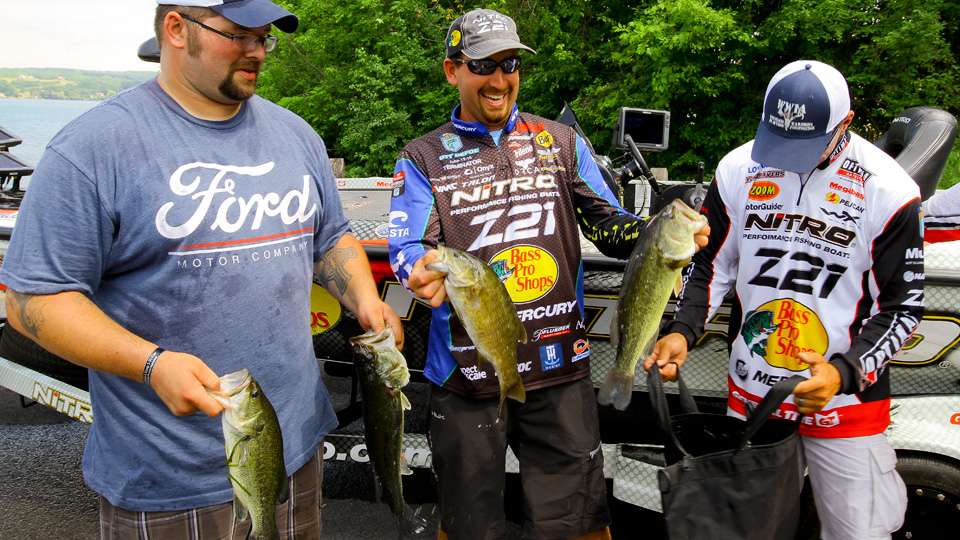 As a follow up, Edwin Evers even made a quick check on DeFoe's weigh-in bag to make sure there weren't too many fish there. 