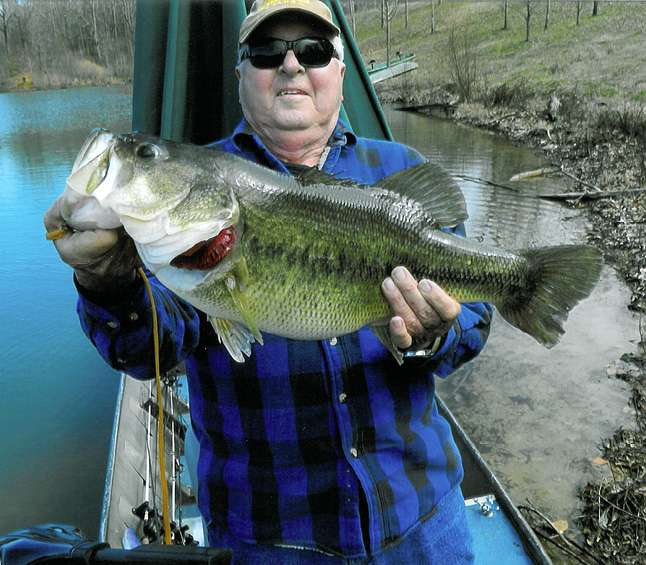 <br>Danny Weaver
<br>Mississippi
<br>10-9
<br>Private lake, Mississippi
<br>No. 9 Rapala Shad Rap (shad)