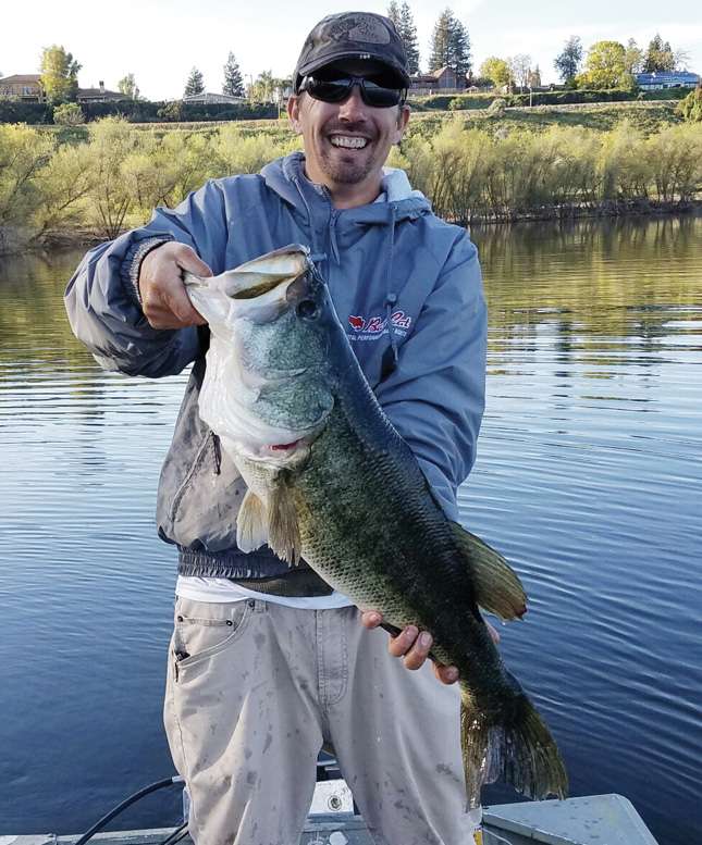 <b>James Jones</b><br>
California<br>
13-4<br>
San Joaquin River, California<br>
1/8-ounce Texas-rigged Yamamoto Senko (watermelon red flake)
