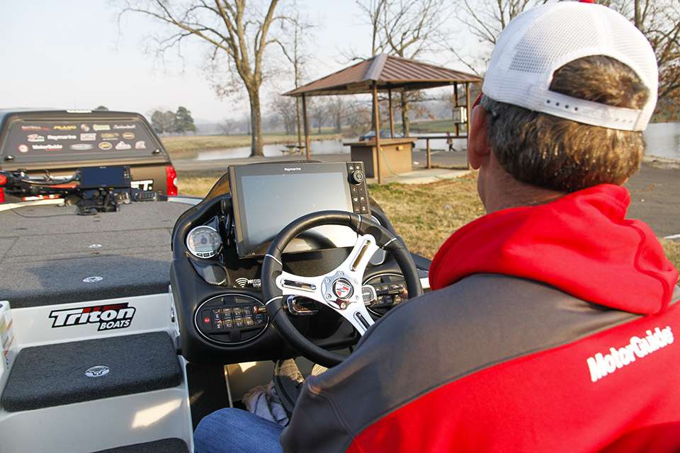 At the cockpit, Browning also has one Raymarine Axiom 12 and he can manage everything he needs with one screen.