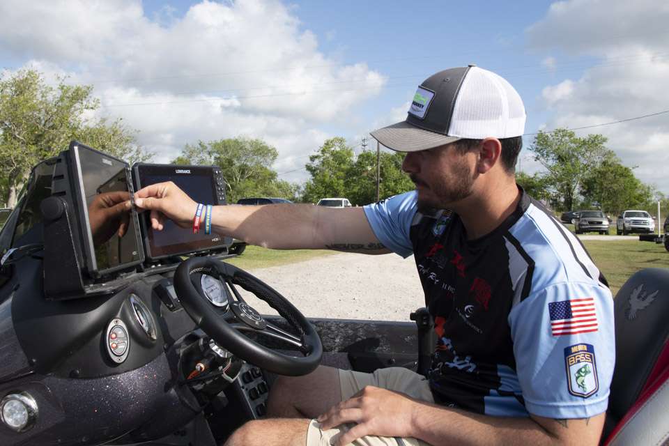 His typical setup is to use one for his mapping and the second to see whatâs beneath his boat while idling areas to scout out areas.</p>
<p>âWhenever weâre running, I can have an entire screen showing the map,â he said. âAnd the second one is the sonar and the side scan, or the SideScan and DownScan. Sometimes Iâll split the DownScan with the map, just in case I do pass over something.â